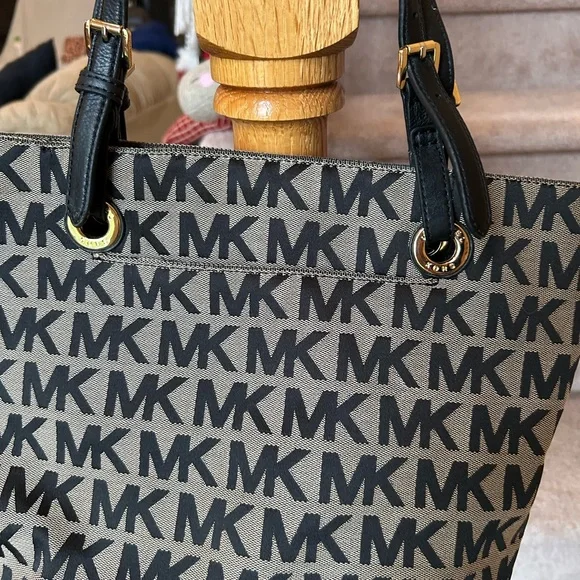 Michael Kors Black and Tan Tote Bag beautiful! - Picture 11 of 16